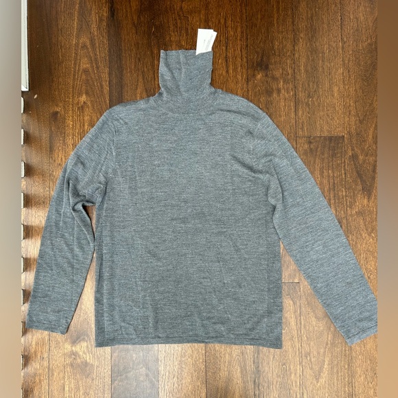 Vince men cashmere blendturtle neck sweater. Size M. Grey.
